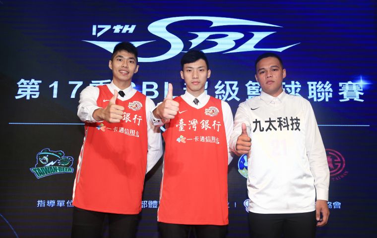 第17季超級籃球聯賽（SBL）新人選秀會3， 僅台灣藝術大學張家禾（中）台藝大陳懷安（右）和台灣大學醫學系的劉人豪（左）3人入選。大會提供