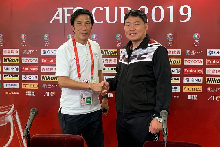航源FC總教練陳永盛（右）與傑志總教練朱志光。航源FC提供