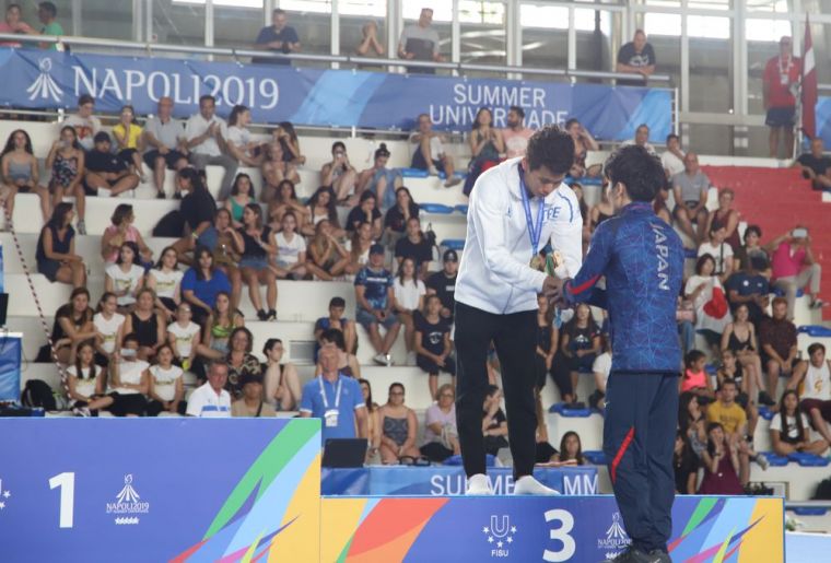 金牌萱和磨（右）在頒獎前，與李智凱握手致意。張恩齊／攝