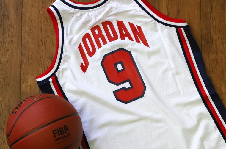  Michael Jordan在1992 Dream Team 白色主場球衣。官方提供