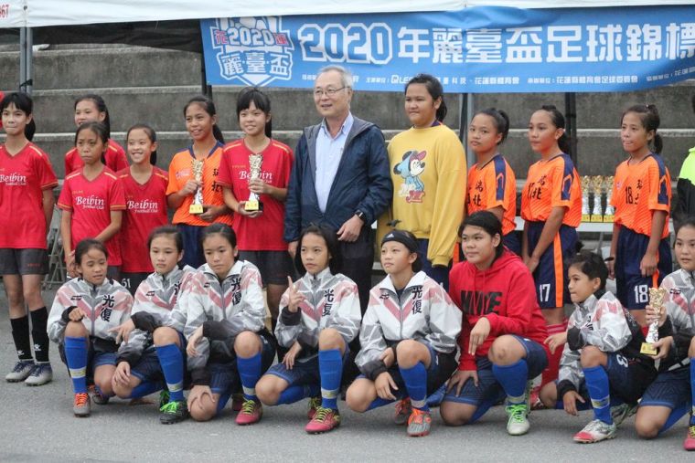 U12女生組前4名球隊與盧昆山合影。