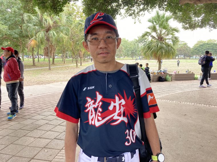 桃園龍安國小體育組長兼棒球隊總教練陳晉銘，一早跑完台北馬趕到嘉義參與球隊賽事。