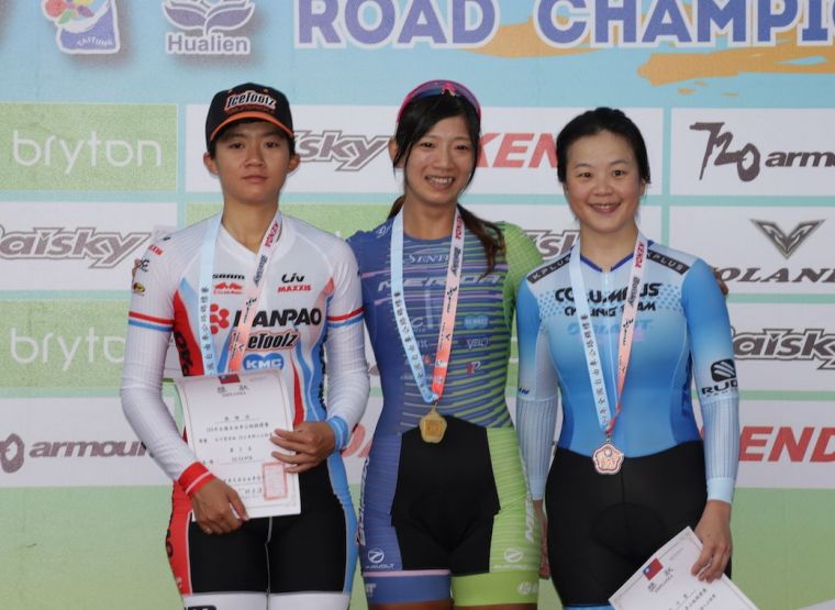 黃亭茵(中)包辦7屆女菁組個人日時賽金牌。中華民國自由車協會提供