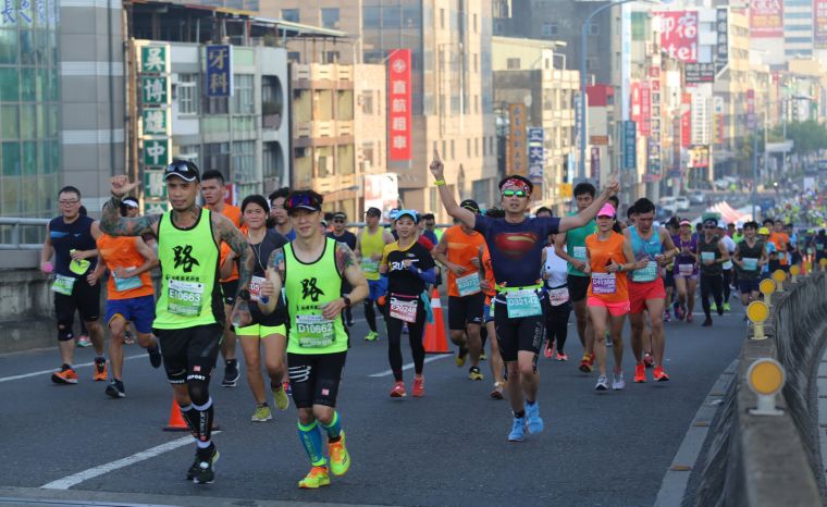 高雄Mizuno國際馬拉松17日起跑。高雄市政府運動發展局提供
