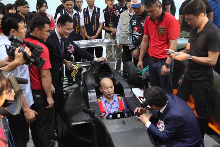市長韓國瑜現場試乘方程式賽車。大會提供