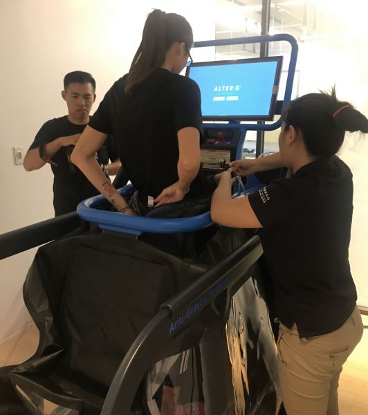 黃筱雯同學使用輔大運醫中心反重力跑步機。官方提供
