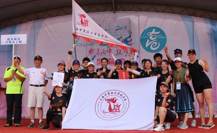 首度跨海來高雄參賽的大陸上海中醫藥大學龍舟隊抱走公開女子組后座。高雄市政府運發局 提供