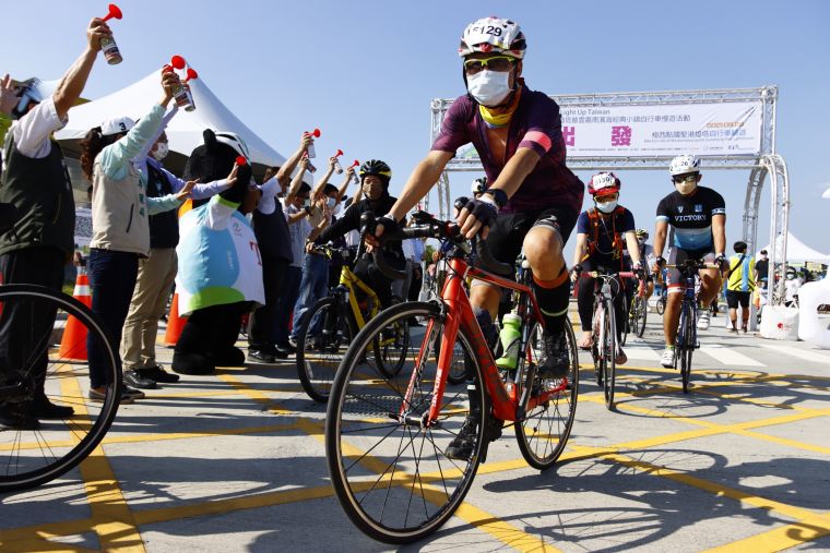臺灣自行車節Light up Taiwan 2021極點慢旅-『極西點』國聖港燈塔暨雲嘉南濱海經典小鎮自行車慢遊」活動，在疫情趨緩後，即將展開嚴選三大自行車經典路線。官方提供
