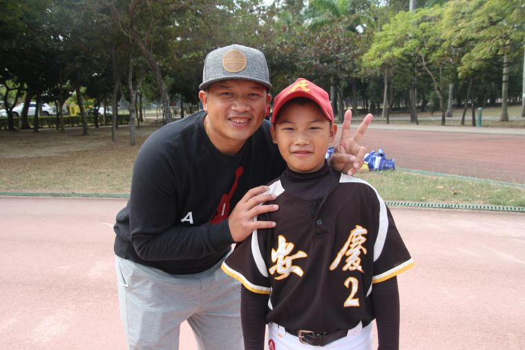 中信兄弟教練「紅龜」陳江和到場觀看小兒子陳竑愷比賽。