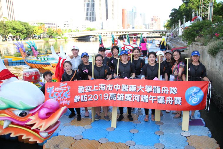 上海市中醫藥大學龍舟隊首次組隊參加高雄愛河端午龍舟賽。高雄市政府運發局提供