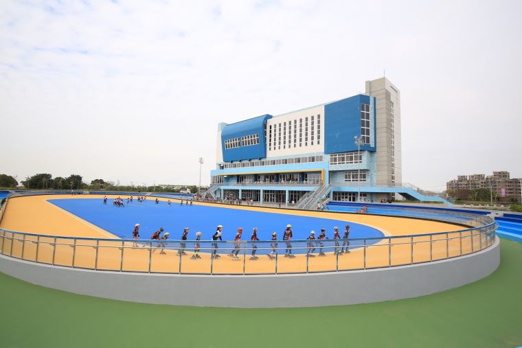 港區運動公園的戶外溜冰場，為一大型國際級正規的滑輪溜冰場。