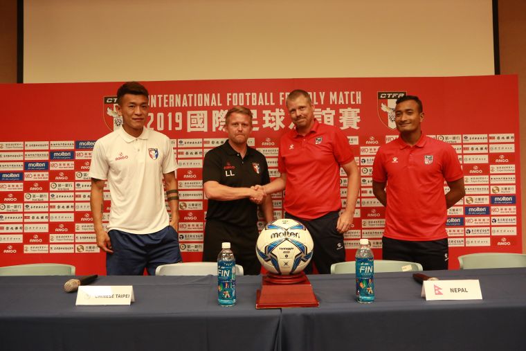 中華、尼泊爾賽前兩隊先握手致意。中華民國足球協會提供