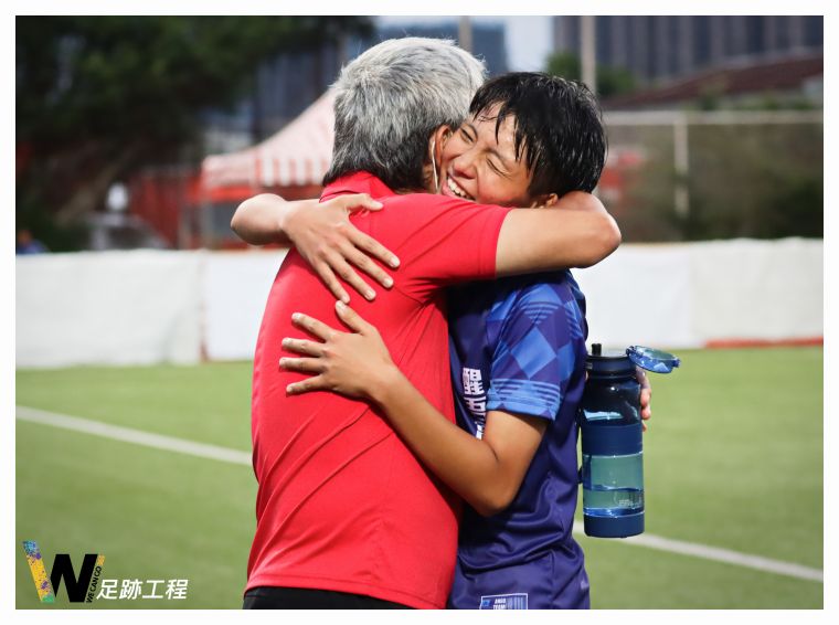 醒吾封后後，教練謝志君與球員相擁慶祝。Wecango365足跡工程提供