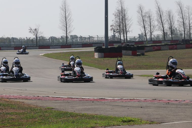台中麗寶國際賽車場有三條賽道，其中Go Kart賽道全長1.5公里，共有15個高低速彎道。