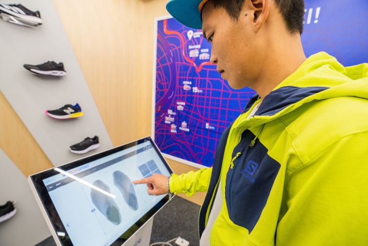 INTERSPORT旗艦店內設有「SafeSize」3D足部分析智能服務，能針對消費者的足型、步態需求，挑選出適合的專業鞋款。大會提供