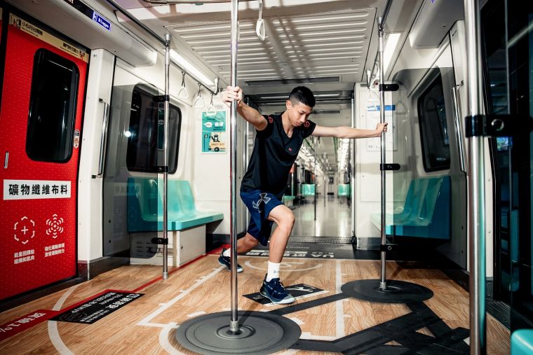JHBL MVP 宋昕澔於UA RUSH 體能挑戰列車上示範推雪橇，呼籲籃球運動愛好者注重紮實的體能訓練。