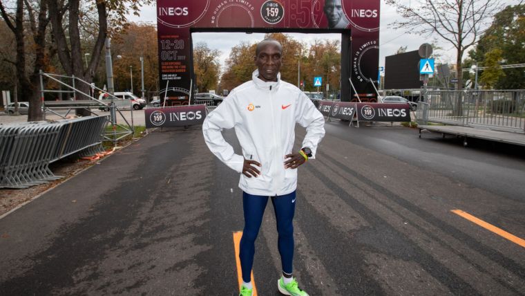 馬拉松世界紀錄保持人基普喬蓋再度挑戰2小時內紀錄。摘自NEOS 1:59 Challenge網頁