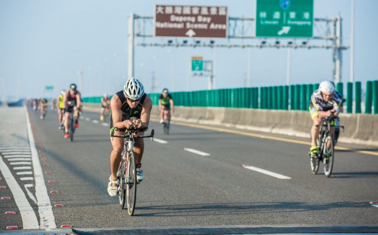 LAVA大鵬灣是全台唯一封閉國道的鐵人賽事，讓鐵人選手能在自行車賽道上享受極速狂飆的快感。大會提供