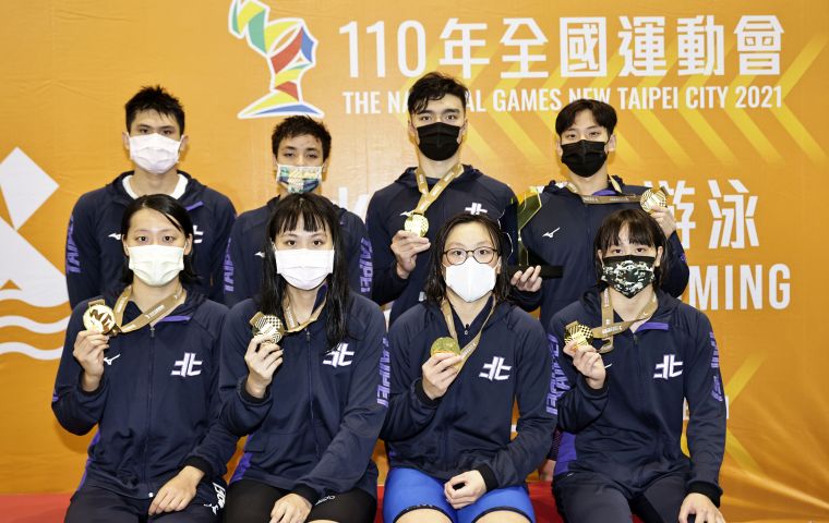 台北市男女隊首度奪下男女400自接力金牌。李鴻明攝