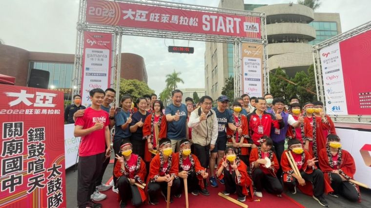臺南市黃偉哲市長共同為大亞旺萊馬拉松鳴槍揭開賽事序幕。大會提供