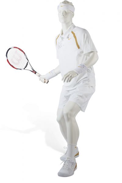 費德勒於 2007 年溫布頓網球錦標賽奪冠時所穿整套裝束及所用球拍。官方提供