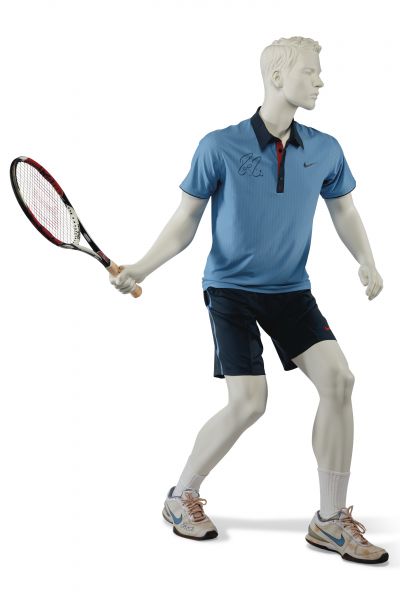 費德勒於2009年法國網球公開賽奪冠時所穿整套裝束及所用球拍。官方提供