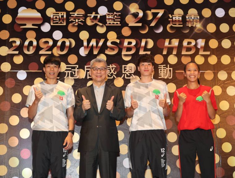 MVP大會串陳鈺君（左）、林育庭（右二）、淡商王玥媞（右）與董事長蔡宏圖 。官方提供