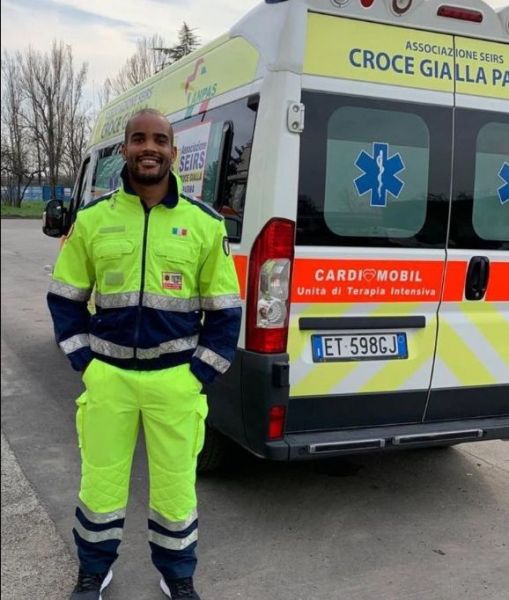 義大利橄欖球星穆班達任救護車駕駛。摘自穆班達IG