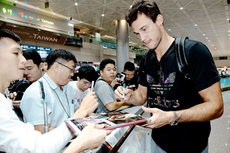 NBA洛杉磯快艇球星Danilo Gallinari(戴尼洛‧蓋里納利)上午抵達台灣，吸引許多熱情球迷接機。大會提供