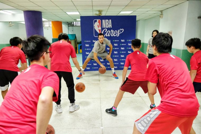 NBA球星戴尼洛‧蓋里納利參與NBA Cares，前往台北兒童福利中心關懷孩童，與中心的孩子們來場籃球邂逅。主辦單位提供
