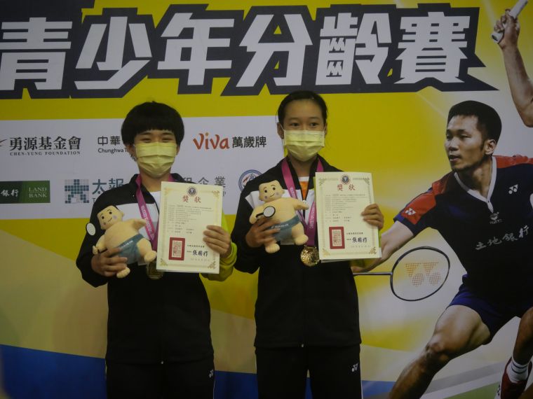 許尹鏸(右)拿下青少年盃第三座女雙冠軍。詹健全攝