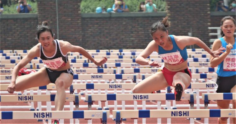 東奧唯一女子田徑選手謝喜恩(左)重新奪回全大運110跨欄金牌。