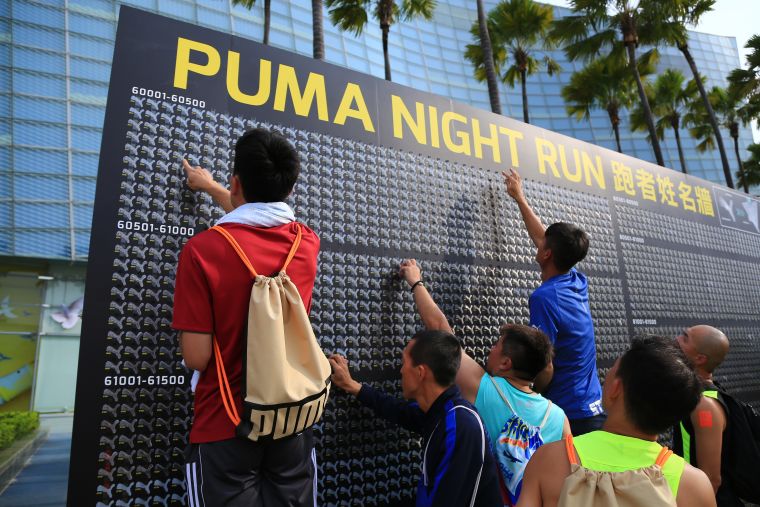 PUMA螢光夜跑活動情境照_跑者姓名牆。大會提供