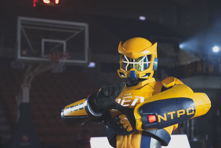 新北中信特攻籃球隊的來自未來的機器人「Thunder」。官方提供