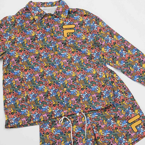 SHETA與FILA聯名系列最具特色的單品則為滿版印花風衣外套與海灘褲。