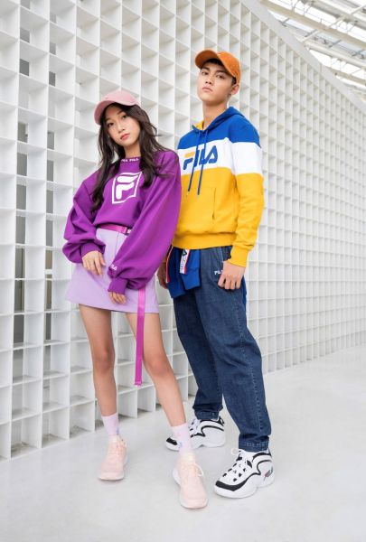 STEP LOUD#尬頑街潮系列推出亮彩拼撞色系服飾，為年輕世代提供街頭時尚情侶穿搭。官方提供