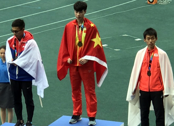 惠文高中何奎霖(左)勇奪亞青少田徑賽男子跳遠銀牌。田徑協會／提供。