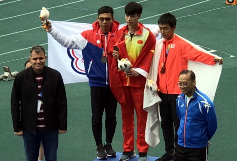 惠文高中何奎霖(左二)勇奪亞青少田徑賽男子跳遠銀牌。田徑協會／提供。
