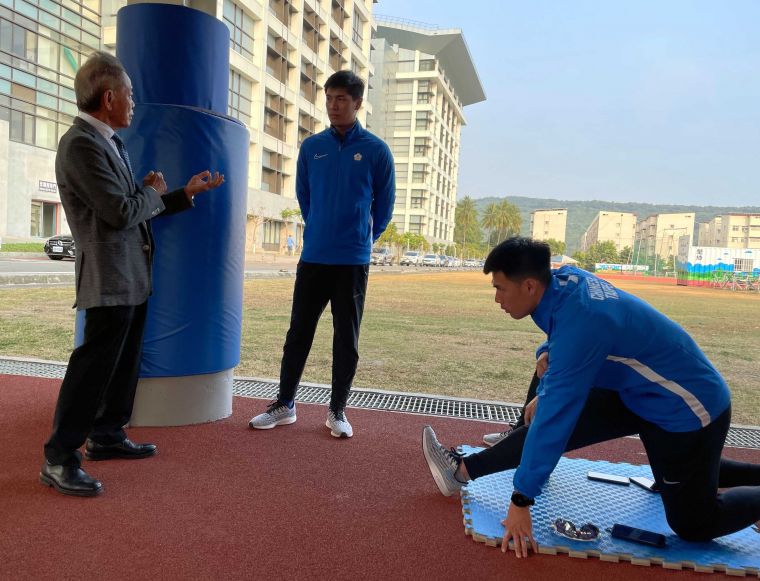 田徑協會理事長葉政彥（左）南下探視中華奧運田徑培訓隊。中華民國田徑協會／提供。