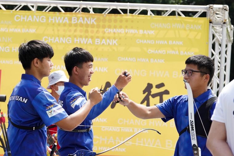 台南射箭隊男子團體笑納積點，（左至右）蕭凱源、李金糖及吳堃嘉。射箭協會提供