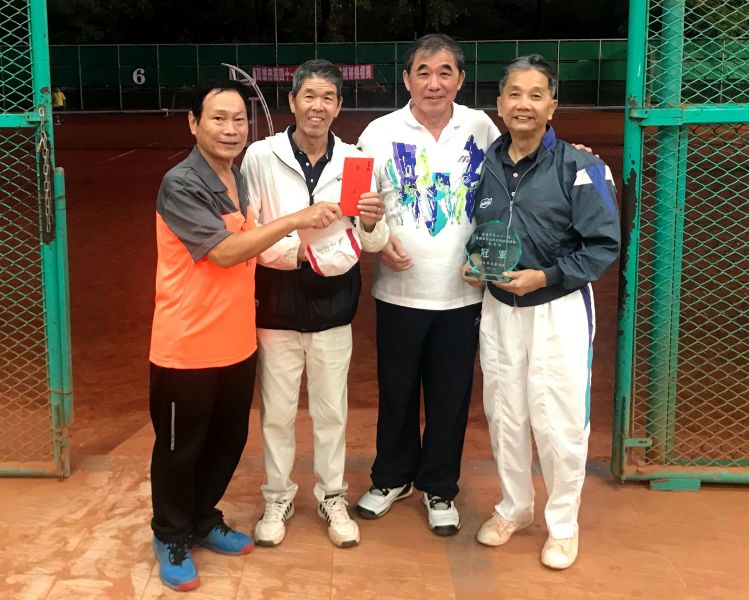 全國軟式網球協會理事長朱文慶頒贈壯年組掄元的台南市隊獎盃與獎金。高市軟式軟球委員會提供