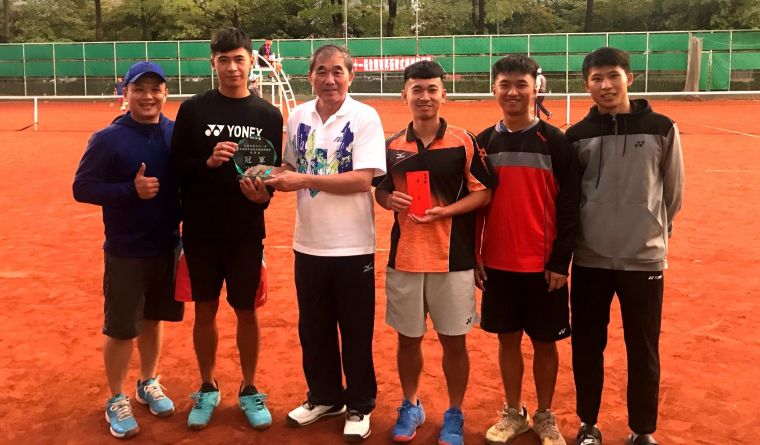 全國軟式網球協會理事長朱文慶頒發社會青年組第一名台南市藍隊獎盃與獎金。高市軟式軟球委員會提供