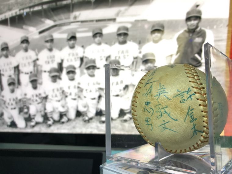 老球迷珍藏簽名紀念球。1971年第一代巨人少棒隊榮獲威廉波特世界少棒賽冠軍，致贈給前MLB執行長的簽名球，輾轉由台南蔡先生收藏。 蔡傑瑞提供