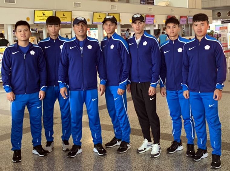 由曾孝生教練(左三)率領的中華飛毛腿兵團出征世界接力賽。田徑協會／提供。