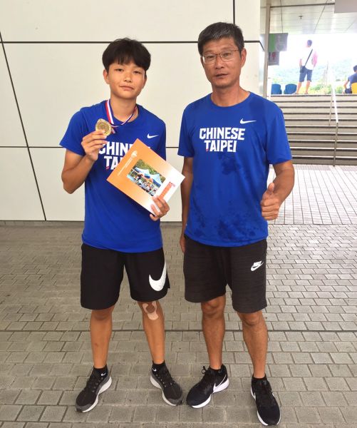 張喬茵(左)和教練陳計憲。田徑協會／提供。