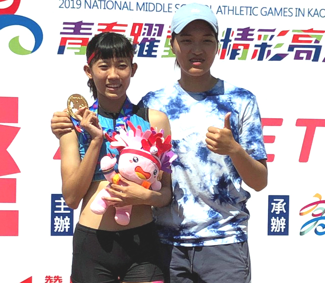 麥寮高中林美秀(左)勇奪全中運高女四百公尺跨欄金牌。林進福／提供。