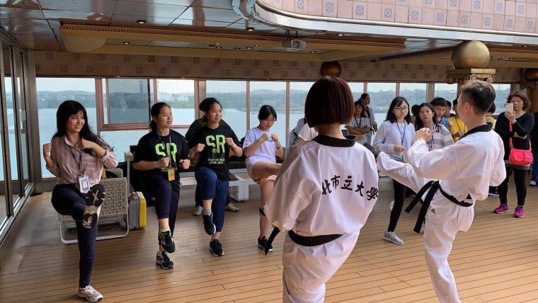 愛之船-百人圓夢旅100位孩童在船上學跆拳道。大會提供