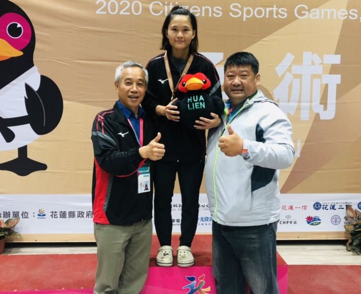 柔術57公斤級女子組高雄市莊雪吟獲得金牌，並由運動發展局副局長周明鎮（左）到場頒發獎牌。高雄市政府運動發展局提供
