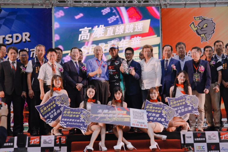 「2019高雄直線競速SDR嘉年華」與會來賓與市長韓國瑜大合照。大會提供