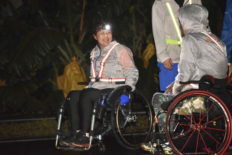 五年前因高雄氣爆意外而下半身癱瘓的競速輪椅馬拉松選手「羊角姊妹」，本次也邀請了夥伴們組成明台羊角好胖胖隊。大會提供